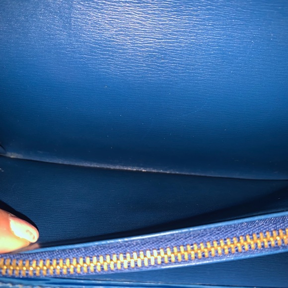 Authenticated Louis Vuitton epi wallet Authentic - Picture 14 of 14